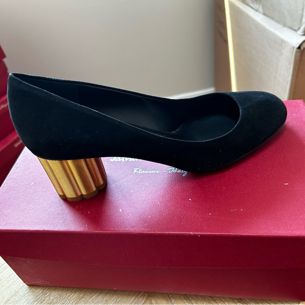 Elegant Black Pumps With Gold Heel